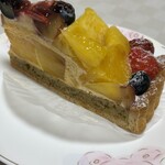 SAN 一宮店 - ミックスベリーとパイナップルのタルト　¥845