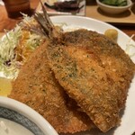 川崎市民食堂魚金-西 - かなり大ぶりのアジフライ。下にはタルタルソースも隠れています。