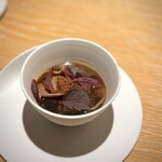 マンサルヴァ - 鶏と魚介のスープで仕上げたラビオリ。
      きのこの旨味、栗の甘み、塩鱈の塩味で、とても充実しています。