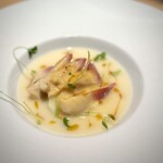 マンサルヴァ - 火入れの工夫で、柔らかさと食感が絶妙な北寄貝。
      相性の良さが約束されたバターソースに甘えず、カレー風味のスパイスとセロリで、奥行きがあります。美味♪