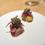 マンサルヴァ - これ、完全に鮪に見えますが、ヤイトガツオです(^^)
      食しても、それとは分からない脂乗りで、鮎の魚醤が奥行きになってます。
      茄子や柿など、意外性もバランスも両立したこういう多層は、とても好みですね。