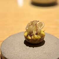 マンサルヴァ - 前回はサングイナッチョでしたが、今回はフォワグラのテリーヌ。
                    このひと口に詰める、味わいと食感のバリエーションは、相変わらずお見事です。