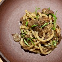 マンサルヴァ - 黒豚、黒ビール、黒にんにくのキタッラ。
                    しょうもない事を言えば、パスタ界の黒い三連星、ジェットストリームアタックです(^^)
                    相変わらず最強パスタですが、意外にも牛蒡がいい仕事をして支えているんです。