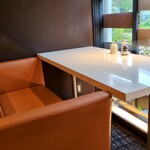 観音屋 - 店内　テーブル席（ペア席）