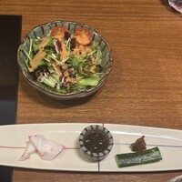 豚捨 KITTE丸の内店 - サラダと付け出し