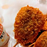 MEAT＆DELICA  KAWASAKI - 二口 くらいで食べられる ジューシーで甘い牛串カツ 1本 税込60円です　こんなに安くていいんでしょうか？