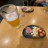 大衆肉酒場 赤羽 ふじ屋 - 生ビール・本日のアテ盛り合わせ