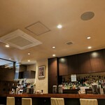 橋本屋 - シックな雰囲気の店内。