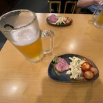 大衆肉酒場 赤羽 ふじ屋 - 生ビール・本日のアテ盛り合わせ