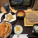 天丼てんや 八重洲店 - 天丼620円＋そば300円＋まいたけ天(単品追加、170円)にしても、クーポン利用で930円。