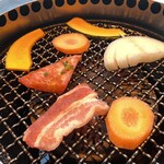 焼肉のMr.青木 - 焼肉、焼いてるところ