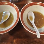 麺処 懐や - 最後に塩（左）と醤油（右）を飲み比べます