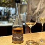 マンサルヴァ - プロヴァンスのロゼ。
      ワインを合わせるのが難しそうな冷前菜ですが、ミネラリーなので違和感がないのと、仄かなタンニンがいい意味でカツオを脂を切ってくれます。