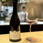 マンサルヴァ - これ、インパクトあるわぁ。
      ここまで派手なブルゴーニュピノ、久々。
      なにせ、パートナーが野趣のある鶉。普通のピノじゃ力負けしちゃいますからね。
      単独では好みと違いますが、ペアリングならこの日のベスト♪