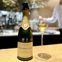 マンサルヴァ - ブラン・ド・ブランですが、もちろんドライさはあるものの意外とふくよか。
                    それがアミューズにも合いますし、オールシーズンで楽しめそうな万能型ですね。