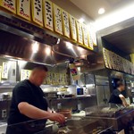 ふぶき - 立ちカウンターは目の前で鉄板作業が観れる。