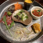 レ・ココット - エゾジカのサラミとイノシシのミートボール