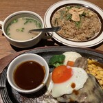 ミート矢澤 - ハンバーグの奥にあるのが　　　　　　　　　　　　　ガーリックライス、和牛スープ