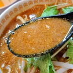 錦華楼 - セットの半ごまラーメンのスープ