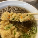 立喰うどん・そば　大和庵 - 分厚いかき揚げ