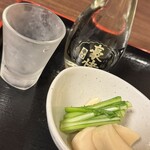 柿天舎 - お酒は冷蔵庫から出してカウンターへ。カウンターに、日本酒と一緒にどうぞ、的な魅惑の小鉢が！