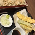 柿天舎 - つい癖で、蕎麦には先に七味をかけちゃいます。天ぷらサクサク！