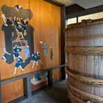 桝一市村酒造場 手盃 - 大きな酒樽に迎えられて中へ
