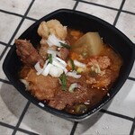 ステーキ&チーズ酒場 レッドコング - このピリ辛煮込みがお酒に合います。