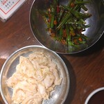 野毛ホルモンセンター - ペラペラ焼きと辛ニラ