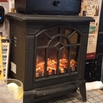 ステーキ&チーズ酒場 レッドコング - 外の席だったのでヒーター(?)が卓上にありました。ビニールカーテンもあり、寒さが和らぎました。