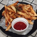 ステーキ&チーズ酒場 レッドコング - ポテトフライ：量は少なめだが、他でアドを稼いでるから許容