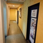 酒屋のノミヤ - 奥の扉が入口です