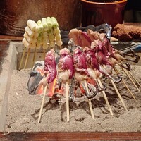 たでの葉 - 囲炉裏（手前：天然の小鴨、奥：蝦夷鹿のロース）