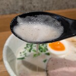 ラーメン家 みつ葉  - 出張所の塩ラーメンのスープ