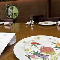 ワキヤ 一笑美茶樓 - テーブルセット、左にメニュー