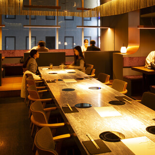 落ち着きのある和モダンな空間。デートや様々なお集まりにぜひ