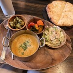 スパイス研究所MAD CHEFs 浜松町本店 - ランチ マッドカレーセット
                                 2辛
                                 チーズナン
                                 サラダ
                                 クチュンバー
                                 アルアチャ
                                 濃厚ラッシー