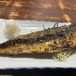 食事と酒処 真 - 丁寧に焼かれた黄金色の鯖。
      脂の乗りも旨みも絶妙！