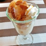 Cafe 日和 - バニラアイス キャラメルナッツ添え 302円