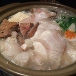 花善 - クエ鍋2 肝もタップリ入っています クエの脂だけで汁が白濁 身も骨付きもタップリ入っています