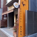 Spice Curry カリカリ - 駅から向かうと店がこんな感じで見えてきます。