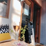 KIKO Wine and Chocolate - お天気の良い日は外のベンチでも気持ち良く過ごせます