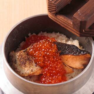 季節によって変わるメニューも取り揃える、種類豊富な釜飯！