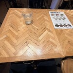 餃子といえば芭莉龍 - テーブル席