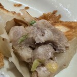 餃子といえば芭莉龍 - 餃子の中身　肉がゴロゴロしてます