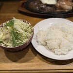 おなかいっぱい - サービスのライスとサラダ(￥200)