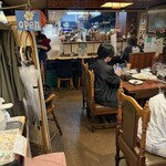 おなかいっぱい - 奥がカウンター席