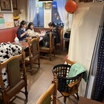 おなかいっぱい - 店内テーブル席