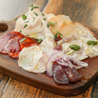 郷土料理に季節のフルーツや野菜をプラスした新感覚イタリアン