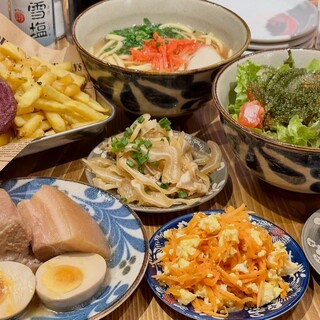 色とりどりの沖縄料理の数々